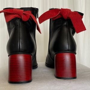 Bueno 100% Leather Black and Red Ankle Boots Size 40